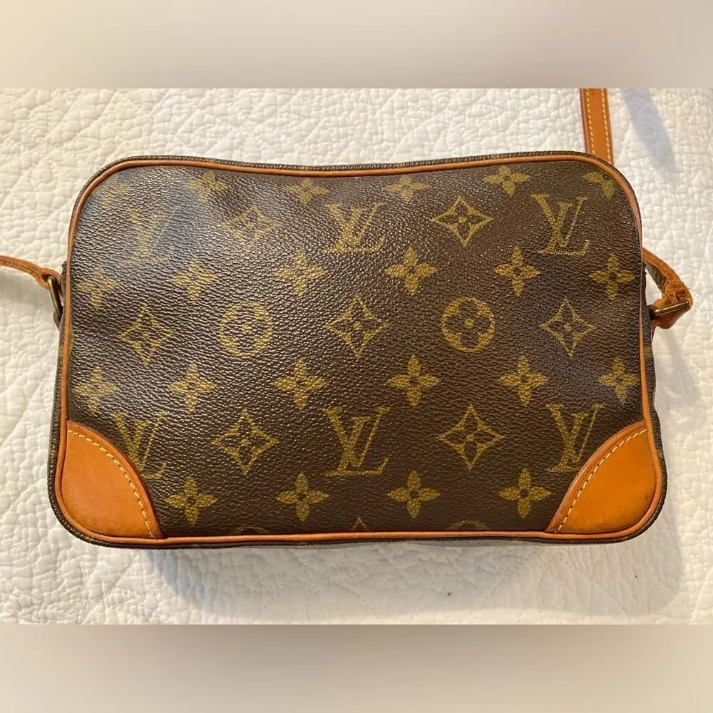 Auth LOUIS VUITTON Mono Canvas Trocadero camera Crossbody. A‎ rating MSRP $2700